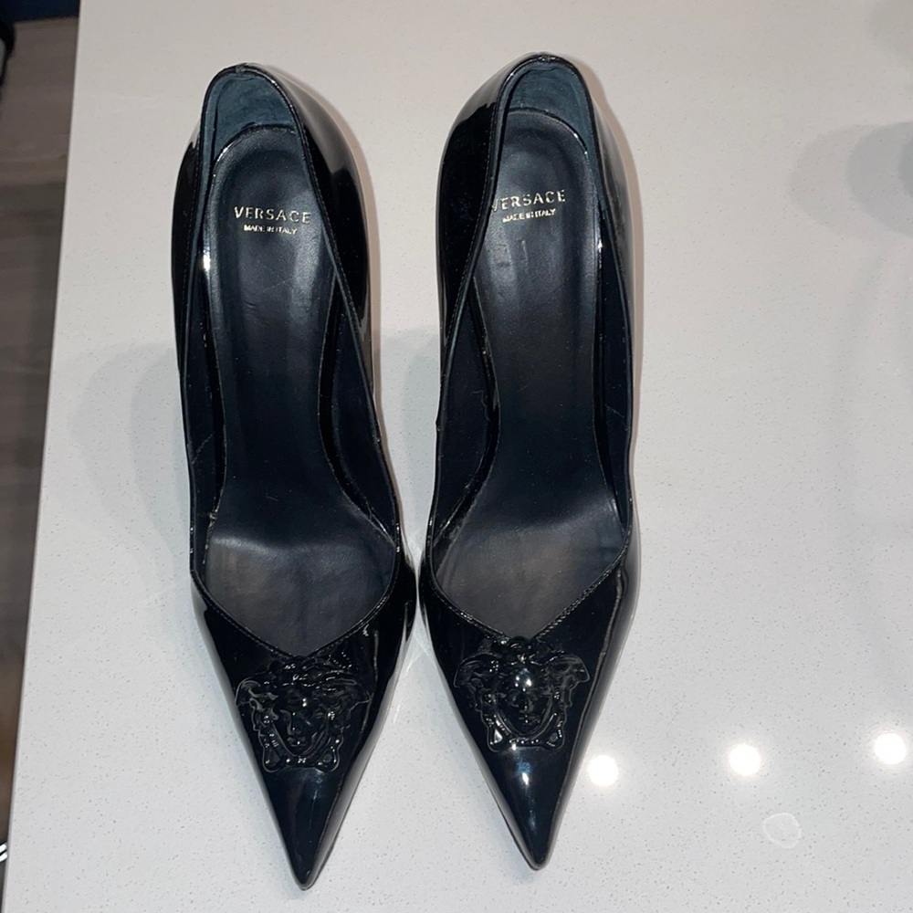 Versace black leather pump